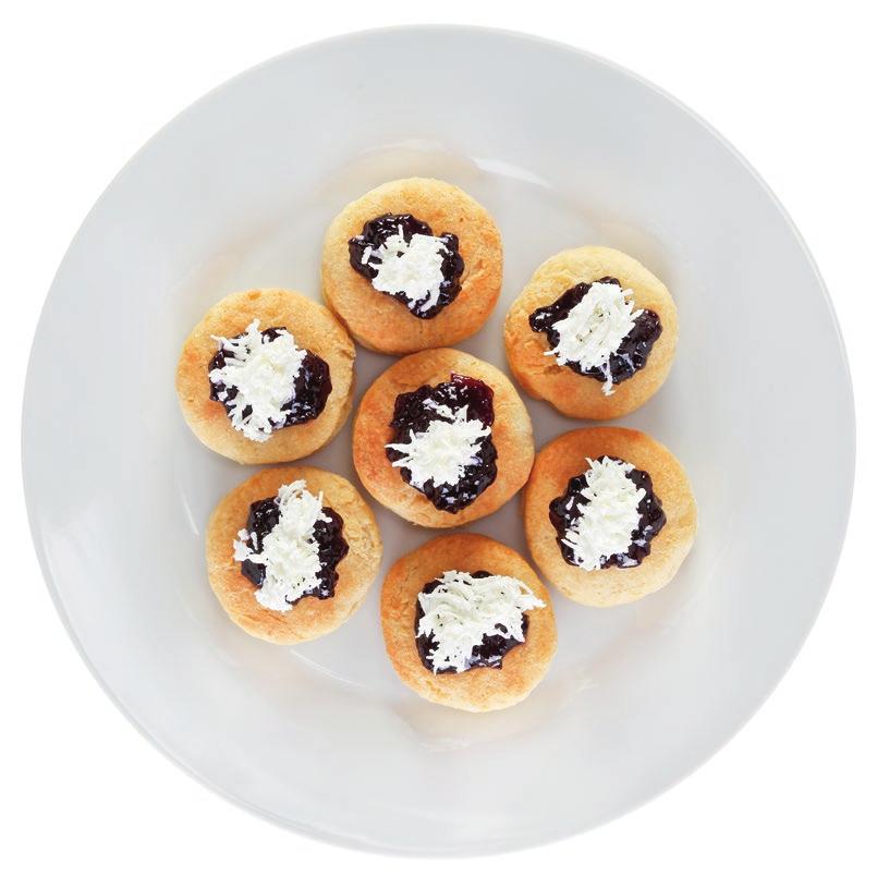 VDOLKY PALAČINKY S JAHODOVOU OMÁČKOU 100 g polohrubé mouky, 5 g droždí, 1/4 ks vejce, 5 g cukru, 5 g sádla, sůl, 150 ml Fortini Multi Fibre, 10 g másla, 30 g povidel, 100 g tvarohu na strouhání Do