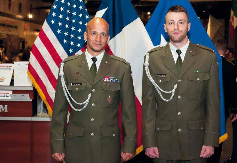 Nejvýznamnější armádní soutěž Best Warrior v USA ovládl rotný Jan Hronek z Přáslavic (na fotografii vlevo) Nejlepší z nejlepších bojovníků Texas a další státy USA jsou každoročním dějištěm
