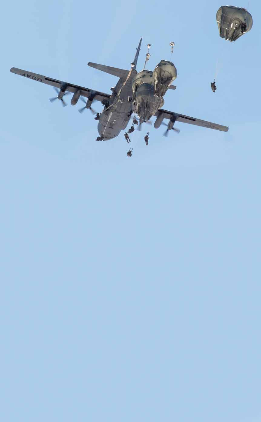 Výsadkáři z 1-501. praporu 4. brigádního bojového uskupení 25. pěší divize US Army při seskoku z letounu C-130H Hercules.
