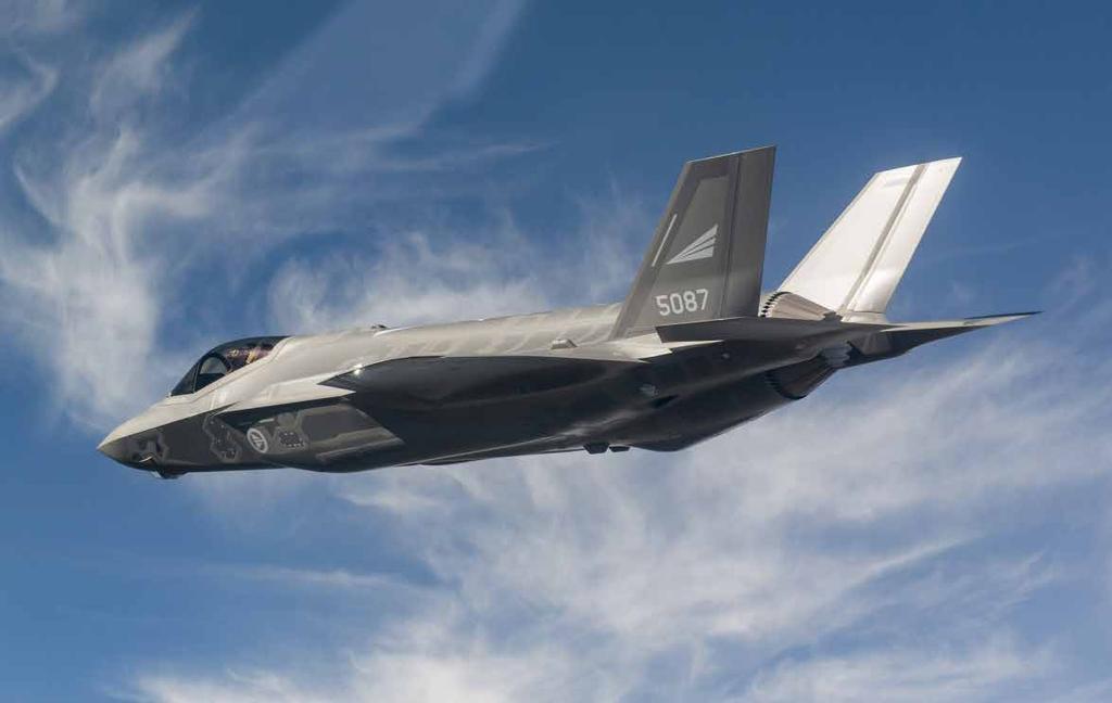 Připraveno ve spolupráci s redakcí Armádních novin Po sedmnácti letech končí vývoj stíhačky F-35 Lightning II V následujících týdnech oficiálně skončí vývojová a testovací fáze programu společné