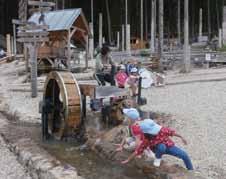 Prozkoumávaly i archeologické vykopávky a kostru mamuta za použití pracovních pomůcek. Do různých domečků se dostávaly sítí, lezeckou stěnou, žebříkem nebo skluzavkou ven.