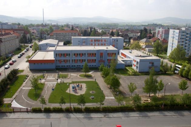 umělým povrchem a venkovní In-line dráha. K 30. 9. 2016 navštěvovalo školu 540 žáků ve 22 třídách.