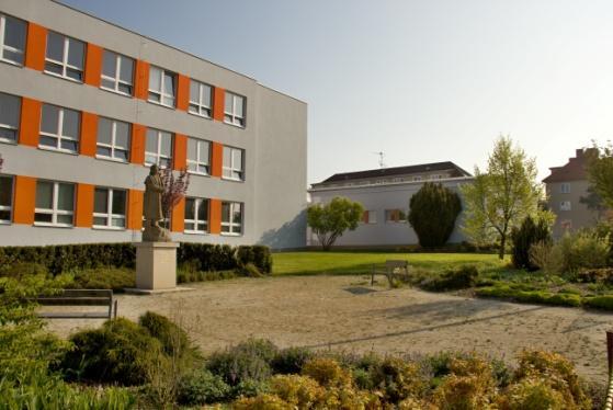 Ve všech čtyřech budovách byla v roce 2011 vyměněna okna a proběhlo zateplení. K areálu patří atrium, které je využíváno hlavně žáky I. stupně.