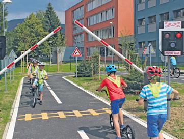 2 ZPRÁVY Z RADNICE www.jesenik.org červenec 2018 Úspěch v soutěži Ve 13. ročníku soutěže v třídění odpadů O keramickou popelnici zvítězilo v kategorii od 2001 do 15000 obyvatel město Jeseník.