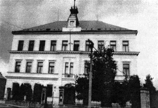 uvažovat o přístavbě budovy nučické školy.