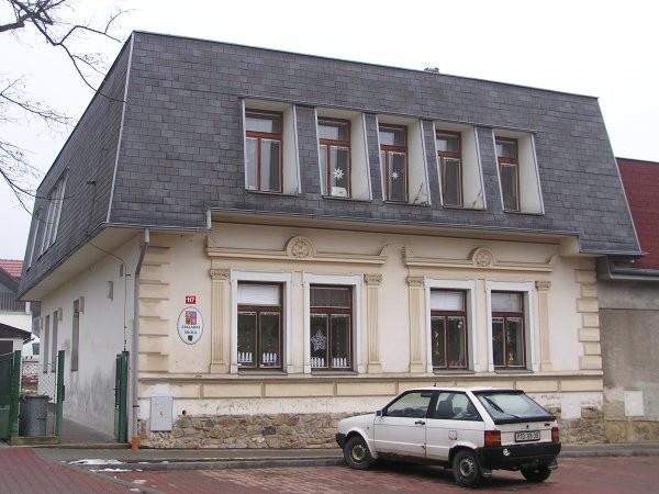 Od 1. září 1996 škole slouží i nově zrekonstruovaná budova pro 1. stupeň v Kubrově ulici č. 117. 1. 9.