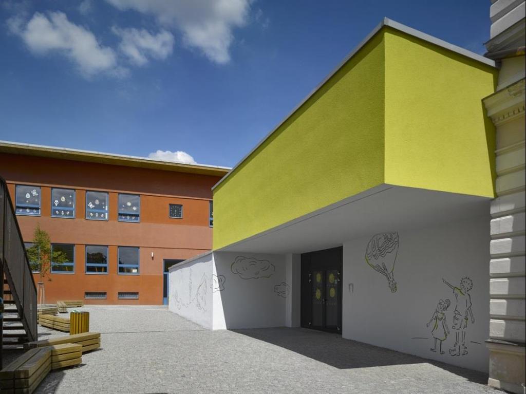 Z původní mateřské školy vznikla rekonstrukcí sociálního zařízení v roce 2012 školní družina a školní klub.