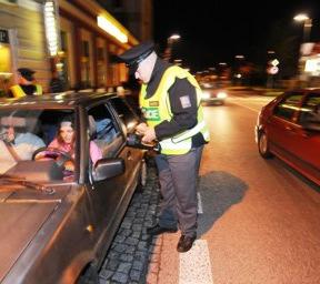 A. NEPŘIMĚŘENÁ RYCHLOST A1 - MOBILNÍ VÝSTAVA STOP SMRTELNÝM NEHODÁM V rámci týdne bezpečnosti II/2008 byla vytvořena sada plakátů o smrtelných nehodách v LK, která byla doplněna dalšími vizuálními