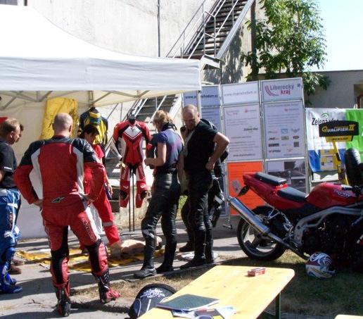 D. ZPŮSOB JÍZDY D1 - V JEDNÉ STOPĚ V roce 2010 budou uspořádány společně s Policií ČR dvě dopravně - bezpečnostní akce spojené s prezentací bezpečné jízdy na motocyklu.