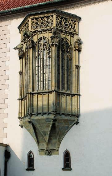 2 3 Obr. 2. Olomouc, radnice, kaple sv. Jeron ma, ark fi kaple-exteriér. Foto: Bauer Lauterbach GmbH, 2015. Obr. 3. Olomouc, radnice, kaple sv. Jeron ma, síèová klenba v kapli a krouïená klenba ark fie se spojujícím vítûzn m obloukem.
