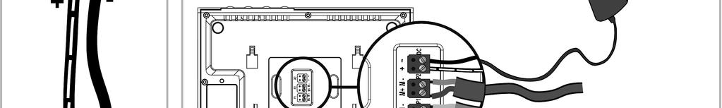 Nasaďte konektor síťového adaptéru zpět na jeho místo na zadní straně vnitřní jednotky, jak je znázorněno na nákresu (šrouby musí směřovat doprava); na polaritě vodičů síťového adaptéru záleží.