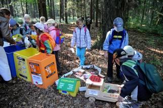 PRÁCE SE ŠKOLAMI - ODPADOVÉ STANOVIŠTĚ V RÁMCI AKCE STEZKA LESNÍHO MOUDRA" Na odpadovém stanovišti je dětem vysvětleno, proč odpady do lesa nepatří a jak je