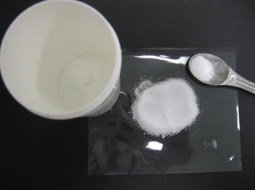 4 UREA VE FARMACII Urea je substance dlouhodobě využívaná a předepisovaná v nejrůznějších recepturních modifikacích a koncentracích v rámci dermatologické zevní terapie a v kosmetice.