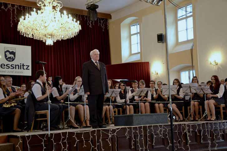 JARNÍ KONCERT S ÚSPĚCHEM TEXT: BC. TOMÁŠ UHLÍŘ, UMĚLECKÝ VEDOUCÍ DOM ZUŠ JESENÍK Jarní koncert DOM ZUŠ Jeseník s podtitulem Letem světem je za námi.