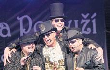 průkopníky progresivního nebo avantgardního rocku. Na kontě má již šest alb, mnohá ocenění včetně ceny Anděl a stovky festivalů a úspěšných klubových koncertů.