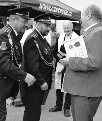 Starosta města převzal z rukou starosty krajského sdružení hasičů medaili Za zásluhy, kterou vedení udělilo městu Letohrad za jeho příkladný přístup k řešení hasičské problematiky.