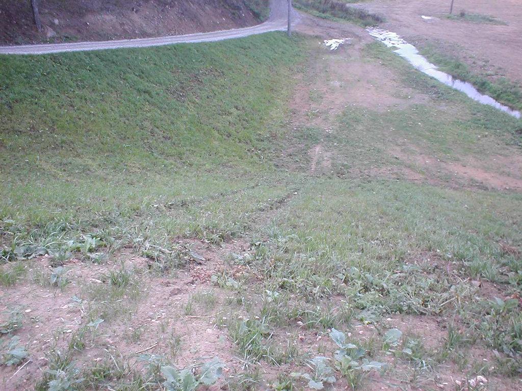 s větším potenciálem škod při porušení hráze občasné provedení prohlídky specialistou, který si často všimne jevů, jež při pomalém vývoji mohou obsluze uniknout. Obr.
