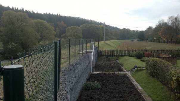 Stavba ochranné hráze v Dýšině (na toku Klabavě v Plzeňském kraji) byla realizována v termínu 11/2011 (předání staveniště zhotoviteli, práce všaj byly fyzicky zahájeny až v 03/2012) až 05/2013.