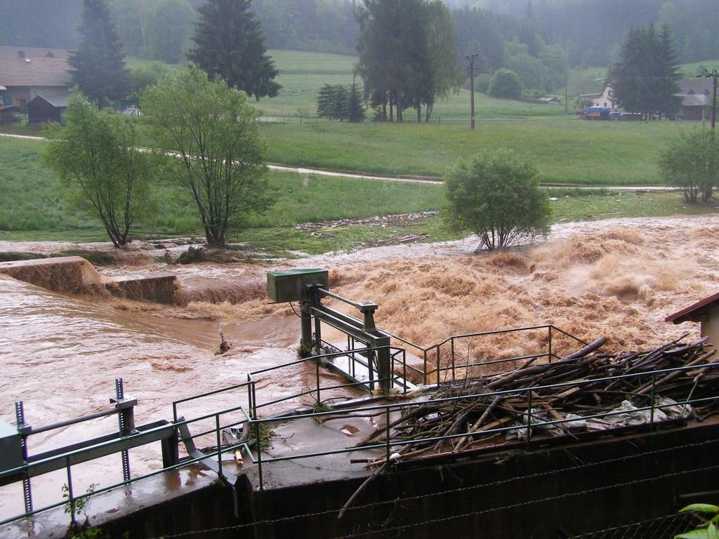 na odtokovém limnigrafu Labská byl průtok udržen na úrovni II. SPA. Kulminační stav 225 cm v profilu Špindlerův Mlýn odpovídal průtoku 54 m 3.s -1 s vodností Q2. Kulminační průtok 47 m 3.