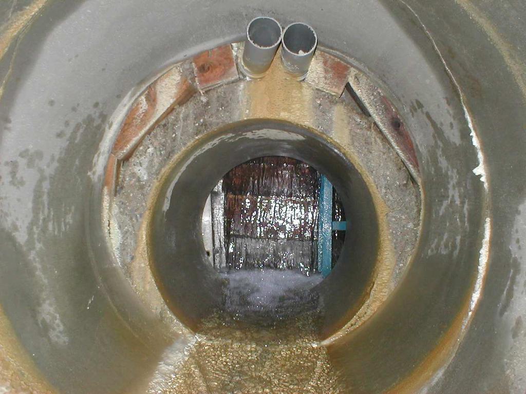 Provádění betonových konstrukcí a napojení násypu na ně bývá často zdrojem poruch, jejichž vývoj se v závislosti na vnějších vlivech (promrzání, velké kolísání hladiny) může projevit také až po