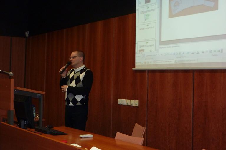 Na poradách vystupují pravidelně pracovníci regionálních oddělení a informují o regionálních činnostech, které poskytují smluvním knihovnám.