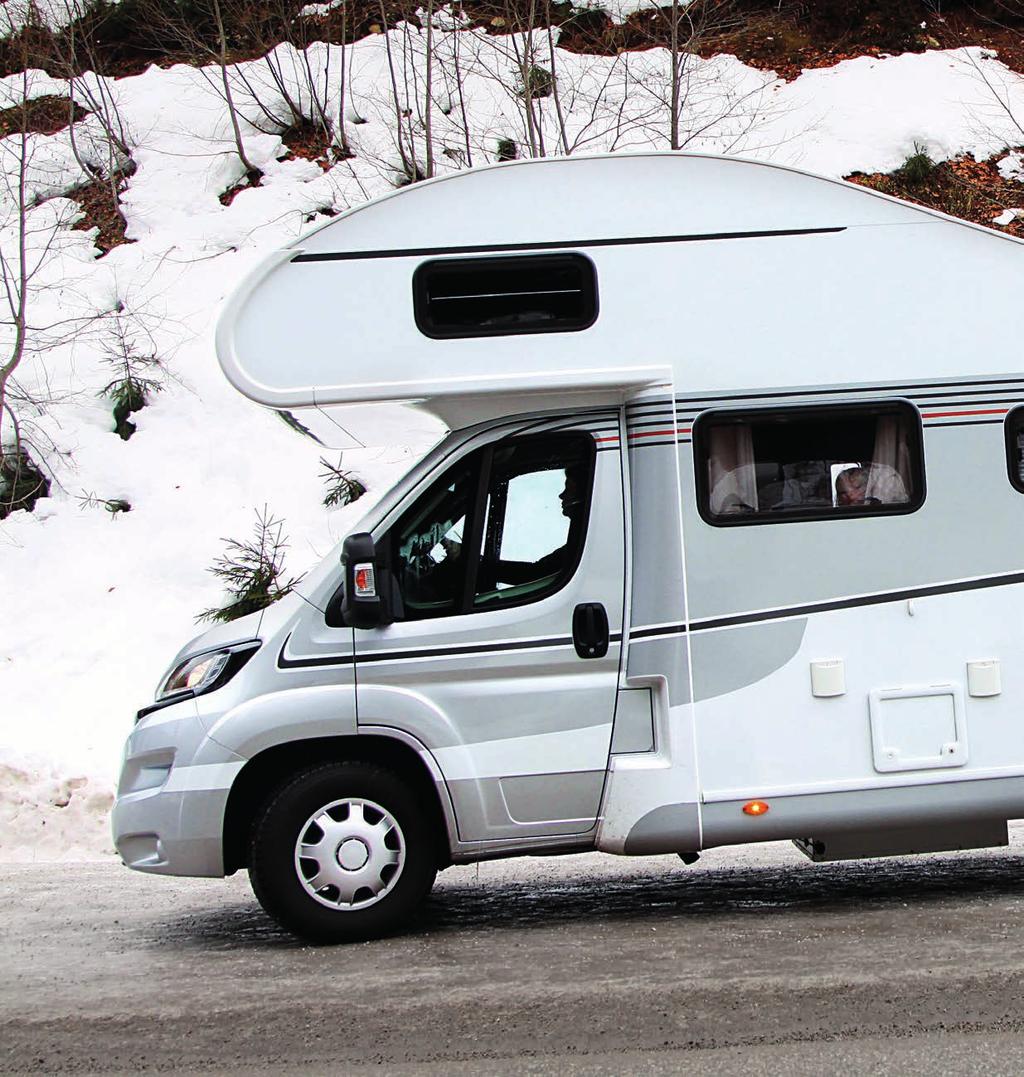 CARAVAN TEST Obytné automobily LMC S ALKOVNOU NA HORY Do prostorné zadní garáže (oboje dveře mají rozměry 80 x 110 cm) narovnáme lyže a veškerou lyžařskou výbavu pro čtyři osoby, vejde se i třetí
