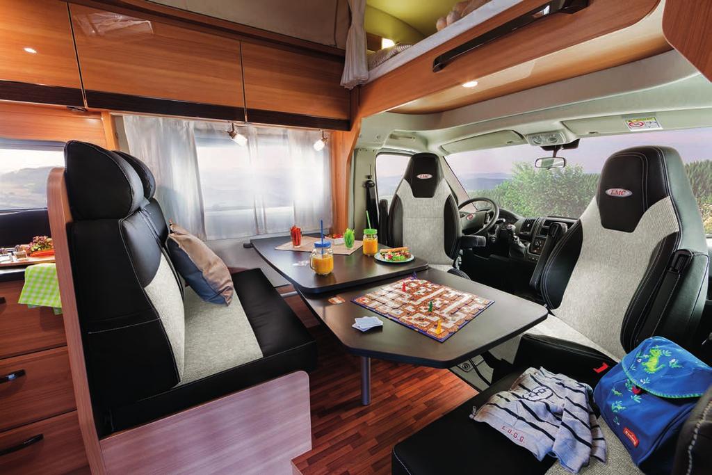 Obytné automobily LMC CARAVAN TEST ALKOVNA LMC BREEZER A 714 G JE KOMFORTNÍ VŮZ PRO CELOU RODINU, KTERÝ SE DÁ PLNĚ VYUŽÍVAT JAK V LÉTĚ, TAK V ZIMĚ. a zpětnou kamerou Alpine.
