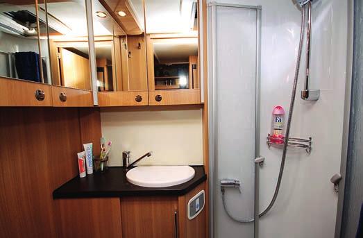 Podvozek Fiat Ducato Motor 2,3 MJT, 150 HP/109 kw Objem nádrže na palivo 90 l Objem nádrže na vodu 100 l Objem nádrže na odpadní vodu 100 l Rozměry lůžek Alkovna 200 x 142 cm Středové sezení