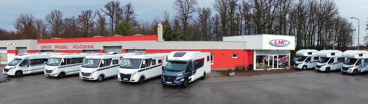 Obytné automobily i Všechny cennosti můžete uložit do nenápadného 30l trezoru ukrytého v podlaze mezi zadními postelemi. A nad ním jsou pak dvířka, která vedou do garáže.