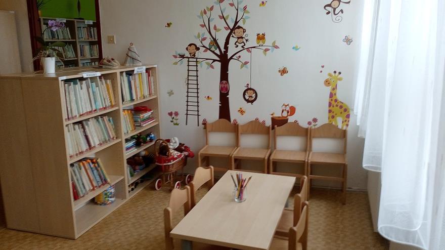 Jedná se o setkání dětí s maminkami a babičkami nad knihou v prostorách knihovny.