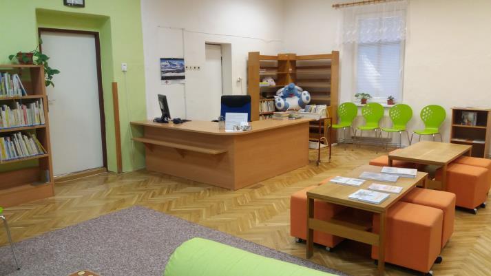 Z dotačního titulu jsme realizovali výrobu nového nábytku pro obecní knihovnu, která se přestěhovala do nové multifunkční budovy obecního úřadu Březina.