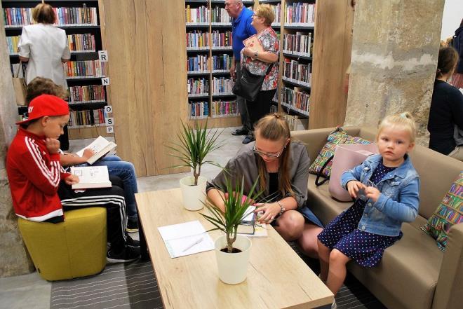 , ve spolupráci s Františkem Schildbergrem Pobočka Na Křižovatce Inspirativní řešení prostoru přinesly studentské projekty, které byly výsledkem spolupráce mezi KJM, Fakultou architektury VUT, KISK a