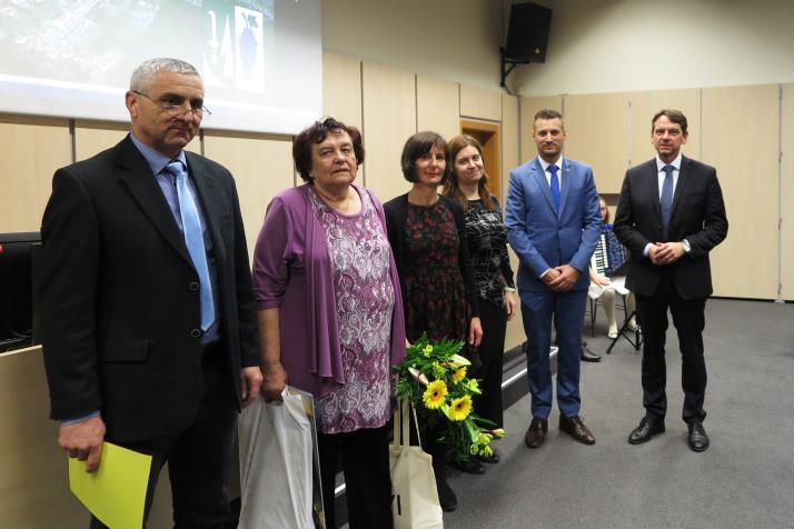 Navrhuji paní knihovnici, Mgr. Hanu Matulovou, na ocenění za Vybudování moderní knihovny v obci Kořenec Vytvoření centra pro mezigenerační setkávání Podporu dětského čtenářství v obci Kořenec.