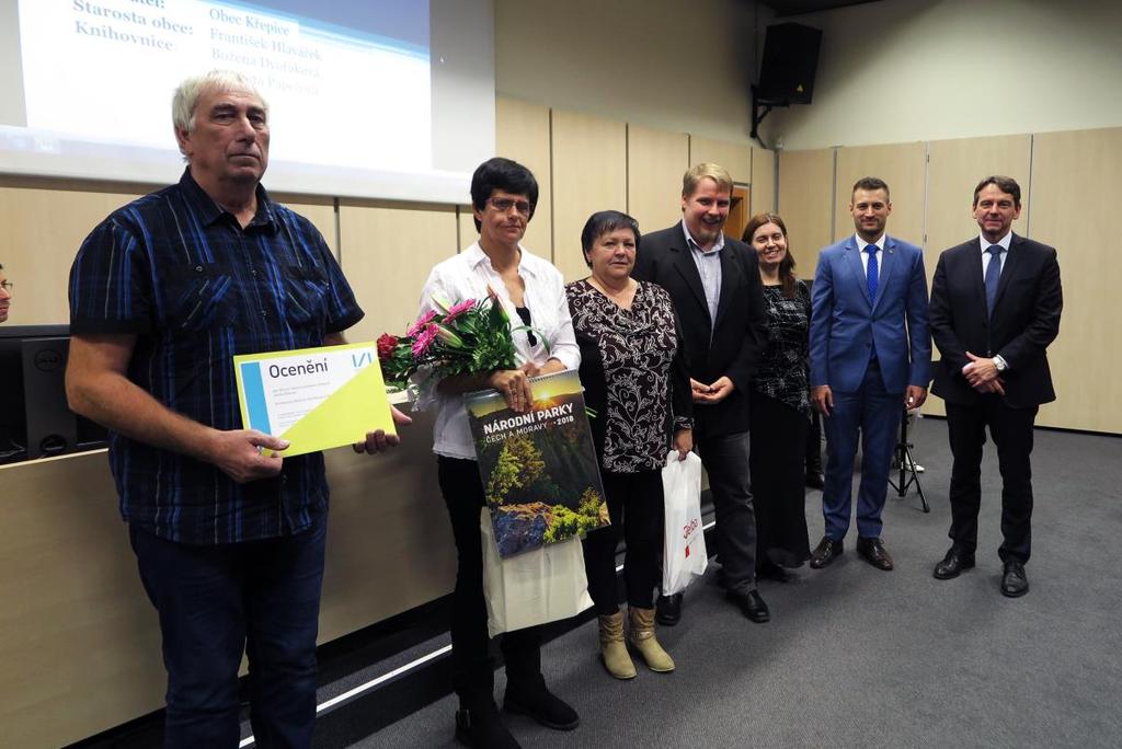 Z nominace pověřené knihovny: Knihovna vykazuje velmi dobré statistické výsledky, věnuje se práci s dětmi a je součástí kulturního života obce. Svým návštěvníkům nabízí krásné moderní prostory.