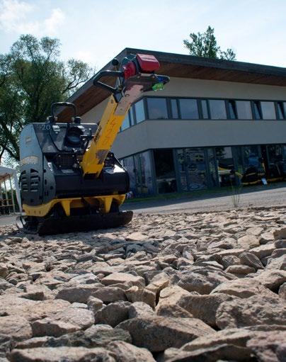 Máme tým zkušených obchodních zástupců ve všech regionech ČR, kvalifikované servisní techniky a pracovníky půjčoven