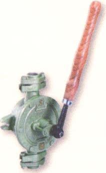 7m, 40 litrov/min, 40 zdvihov/min, 21 kg - NP 75 N: nostalgické ručné stojanové čerpadlo, rovnaké ako NP75, ale vonkajší tvar liatinových odliatkov S ornamentami vytvára