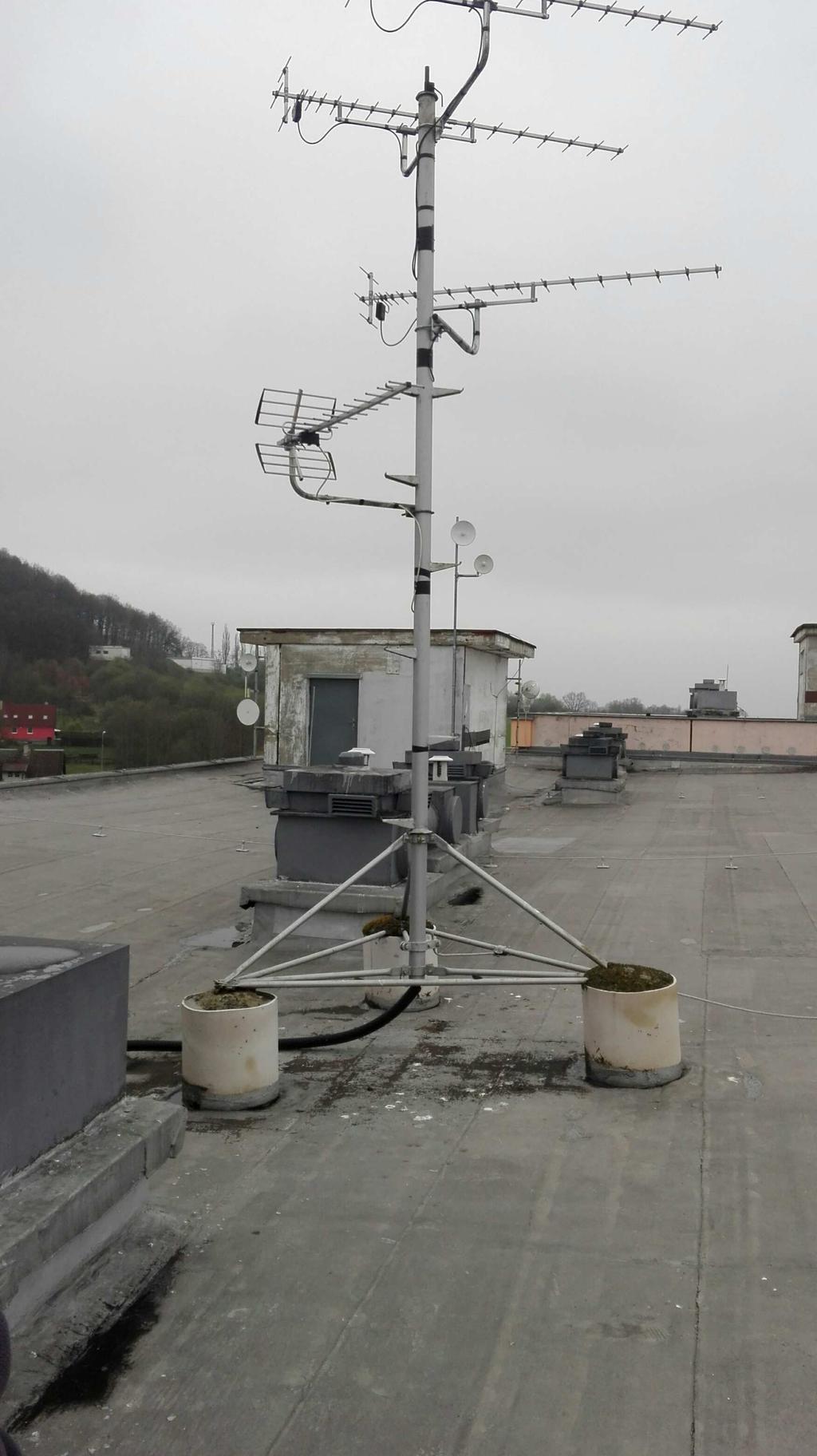 Anténní stožár Umístěn na střeše, z anténní stožáru vedeny pouze slaboproudé kabely na objekt strojovny výtahu, kde jsou zataženy do flexi trubky a