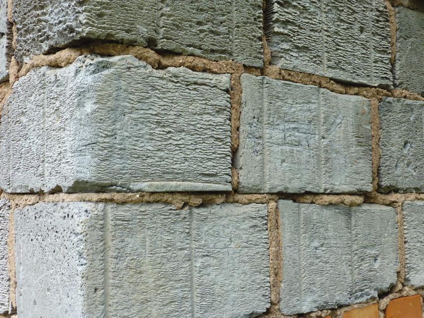 Radon stavební souvislosti II. Obr. 3.3g. Pohled na škvárobetonové panely v RD Start po odstranění vnitřní povrchové úpravy a boční strana panelu vyjmutého z domu.