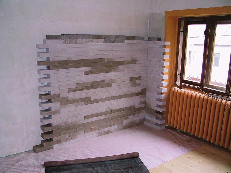 Při aplikaci na škvárobetonovou stěnu o tloušťce 300 mm, jejíž 1 m 2 má hmotnost 405 kg, by se hmotnost stěny zvýšila při jednostranné aplikaci o dalších 450 kg/m 2 až 550 kg/m 2, tedy více než