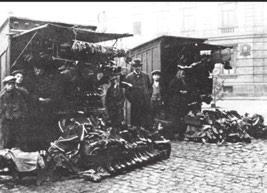 Prahy) Za přepjaté úřadování, suchá razítka a chytání se stébel. dříve & dnes Kozí plácek (pohled do Haštalské) 1908 Dnes balkónek na kampě: Ztracené lucerny se zázračně našly!