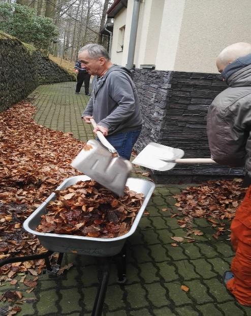 12 Brigáda na Vyhlídce Dne 5.1.2018 se uskutečnila brigáda na P2. Zaměstnanci i uživatelé se podíleli na odklízení listí a větví kolem budovy, také se uklízelo uvnitř budovy.