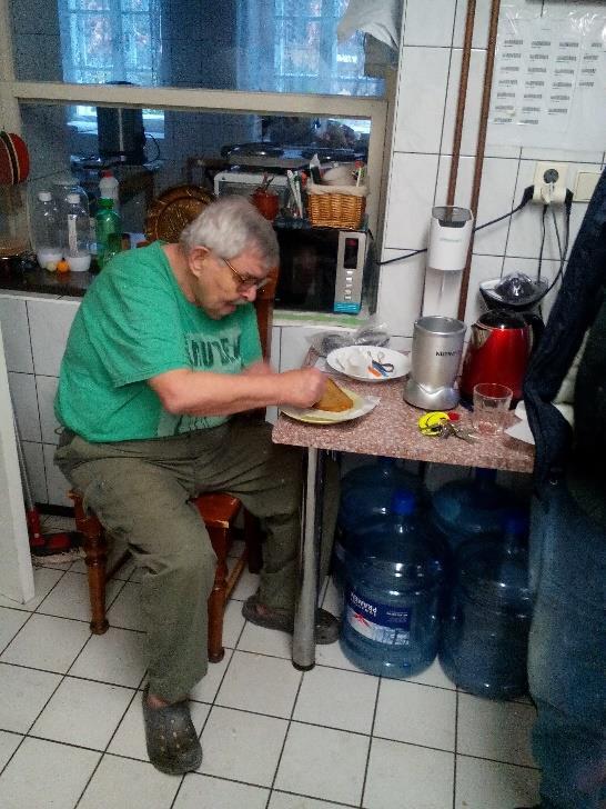 se sejdeme u kuchyňky a kdo přijde a zapojí se dostane topinku.