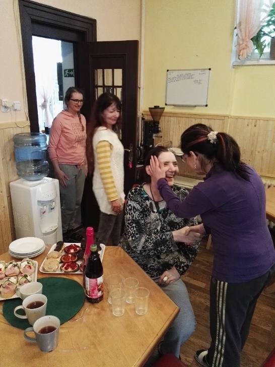 Pohostila své spolubydlící zákusky, šampusem a