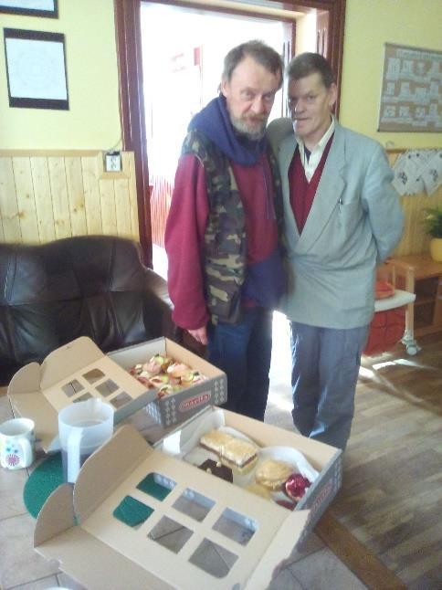 Pohostil své spolubydlící zákusky a chlebíčky.