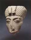 Jediný rozdíl: Nefertiti má dva ureje na koruně (znak královen rané 18.