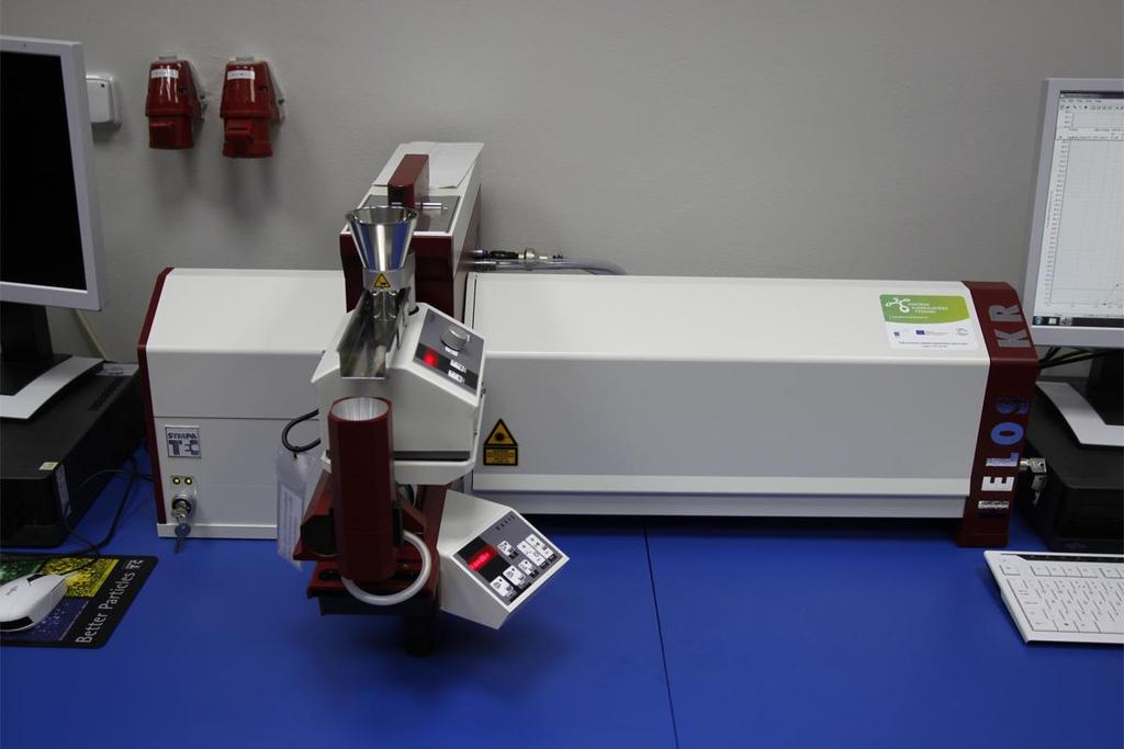Obr. 18: Laserový analyzátor velikosti částic Sympatec HELOS KR. [31] 3.2 Rentgenová difrakční analýza (XRD) Rentgenové záření je elektromagnetické záření s vlnovou délkou v rozmezí 0,5-2,5 Å.