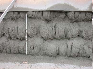 Stříkaný beton beton, který je ukládán na podklad pomocí