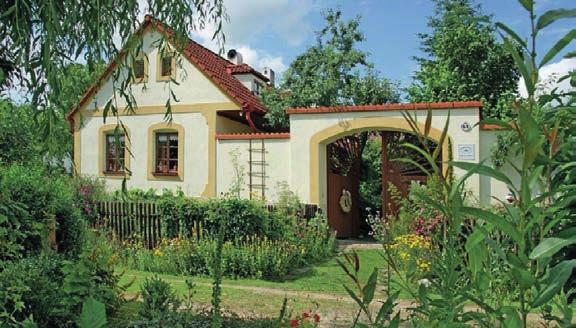 13. Ateliér ZaJ GEBR soukromá ukázková zahrada s ubytováním, Plavsko Malá ale členitá přírodní zahrada je součástí bývalé zemědělské usedlosti.