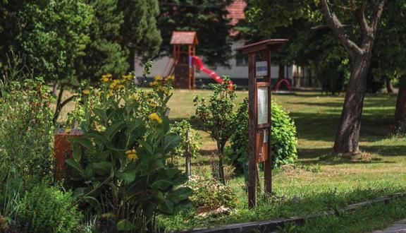 Učebna má tyto části: pěstitelskou, výukovou (altán, sluneční hodiny, hrací výukové skládačky, broukoviště, naučné panely, několik názorných biotopů...) 
