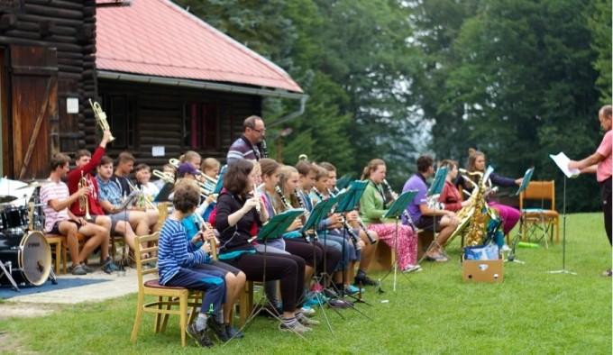 Srpen 2017 Ve dnech 12. - 20. srpna se konal tradiční letní tábor naší ZUŠ v areálu TJ Sokol Turnov v Pleskotech.